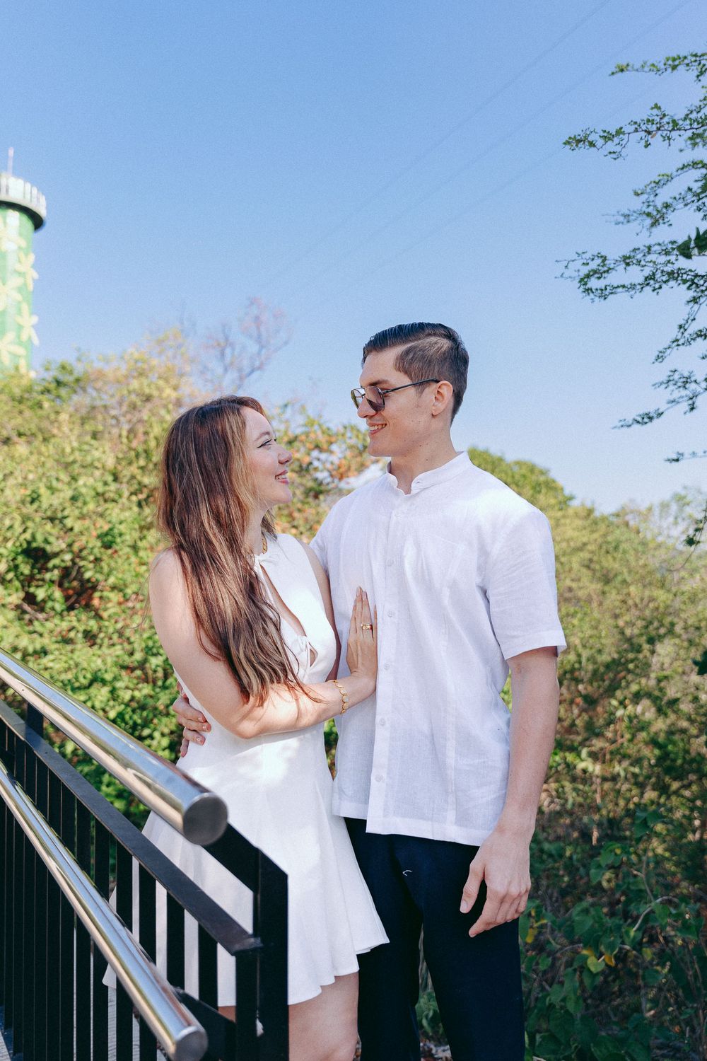 Novios abrazados al atardecer, capturados por un fotógrafo de bodas profesional con estilo romántico en Valledupar, Cesar.