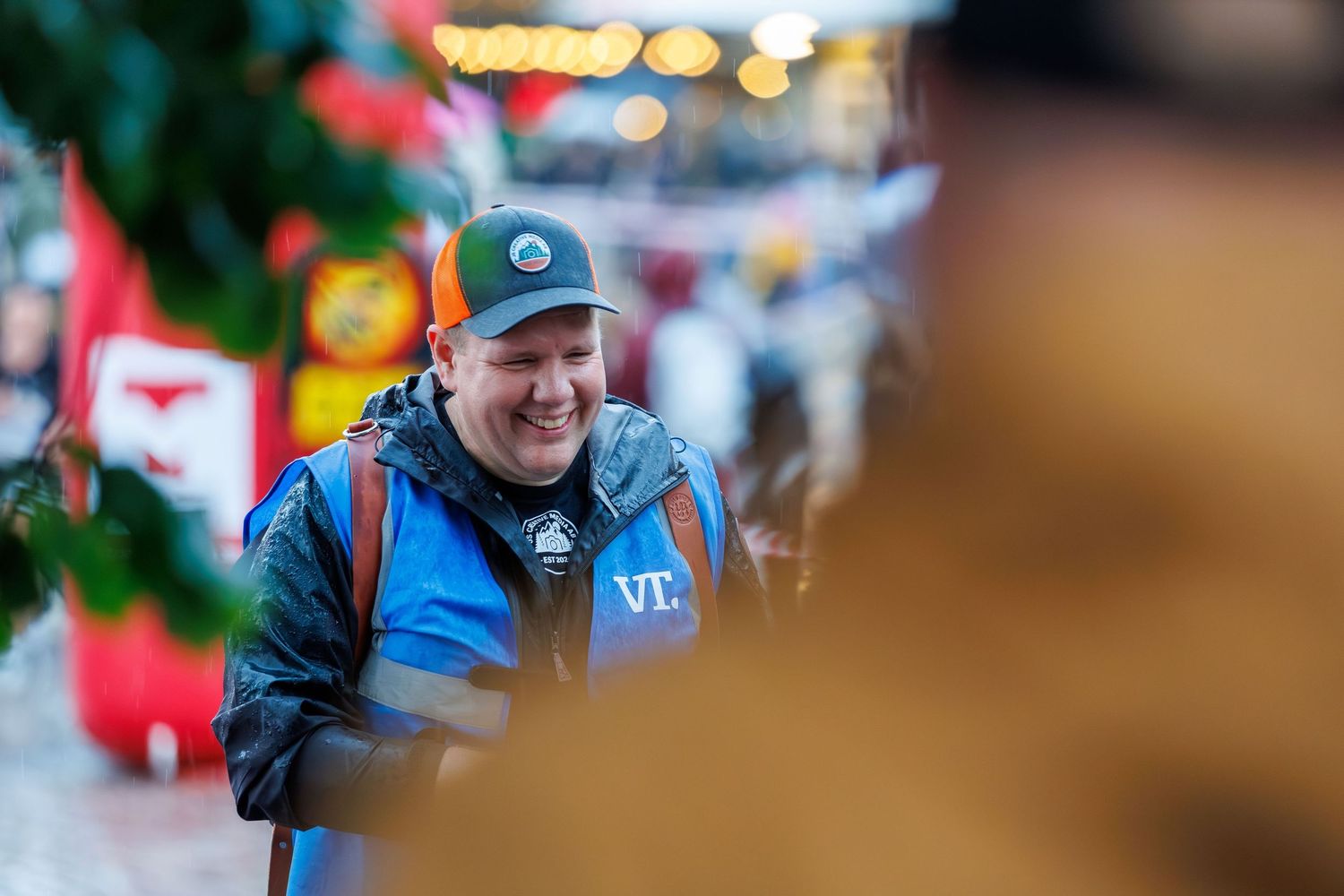 Glad fotograf Jonas Svensson i stadsmiljö.