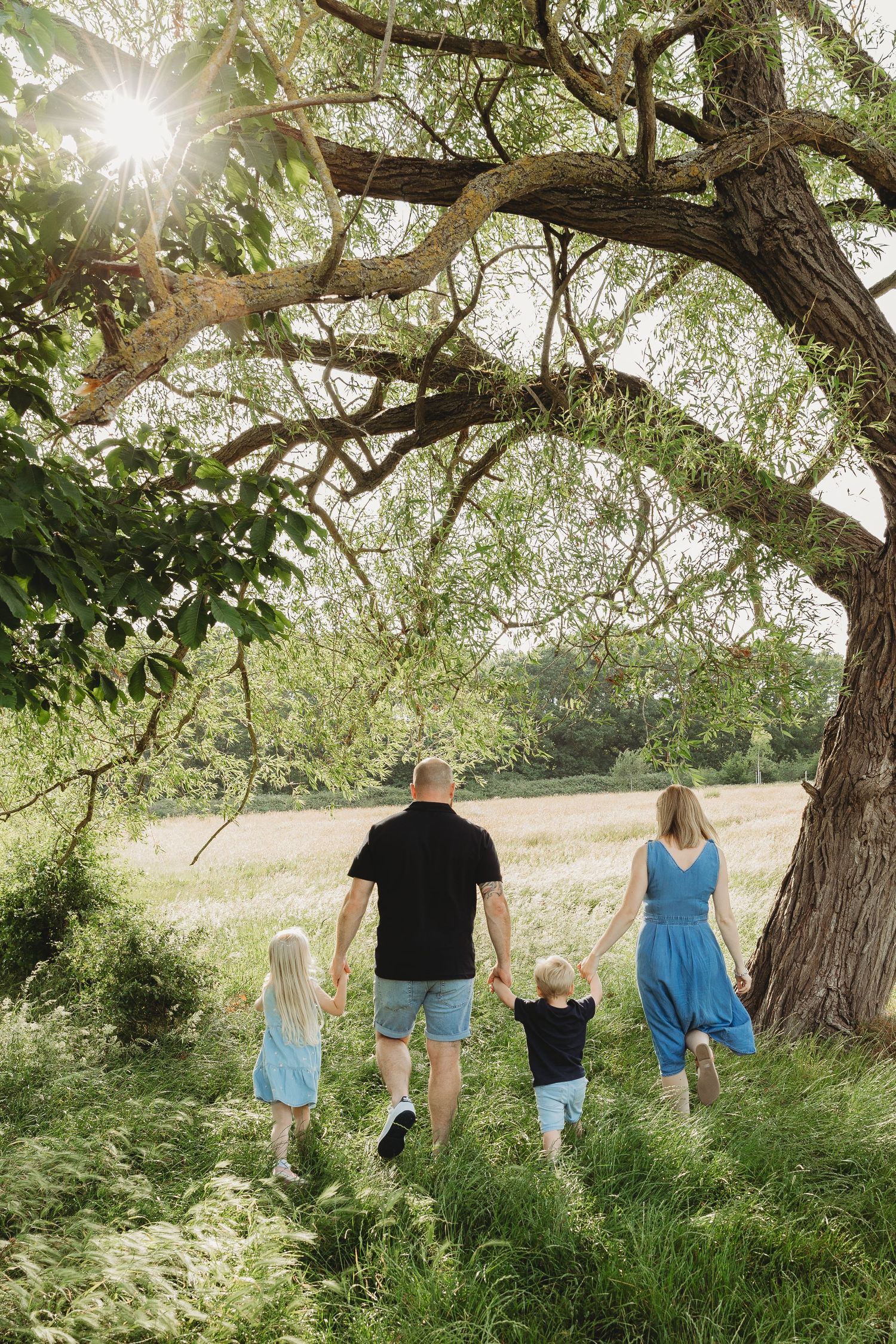 Family portrait at the beach, family portrait on a field, natural photography for families in Essex