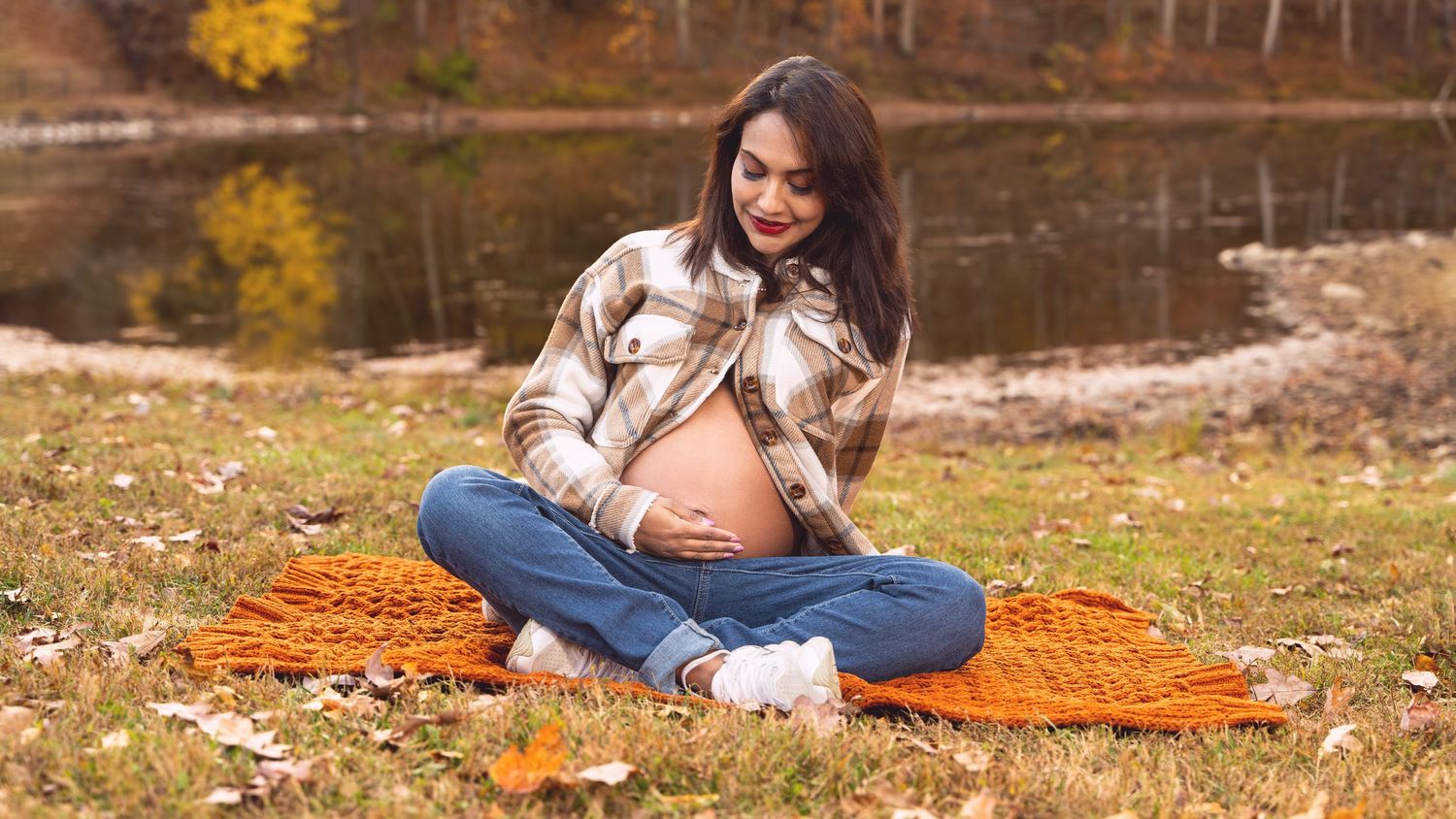 Casual maternity session in the park in Maryland by the lake Needwood