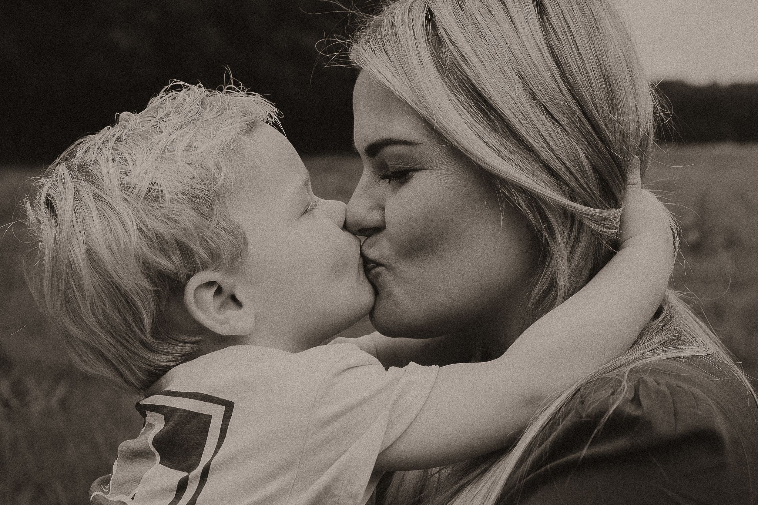 Motherhood Stories moederschap vastleggen fotoshoot met verhaal intieme moederportretten rauw moederschap foto’s en verhaal moederschap