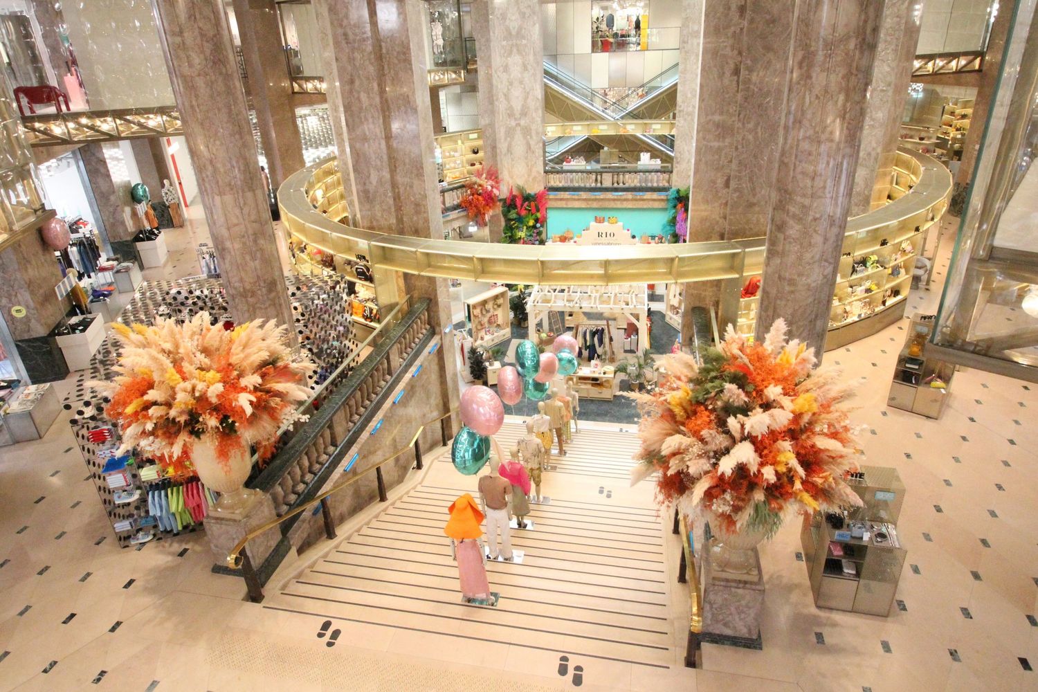 Photo de produit, photos de produits, Galeries Lafayette, Galeries Lafayette Champs-Élysées, sac Rouje, photo de mode, photo d'architecture