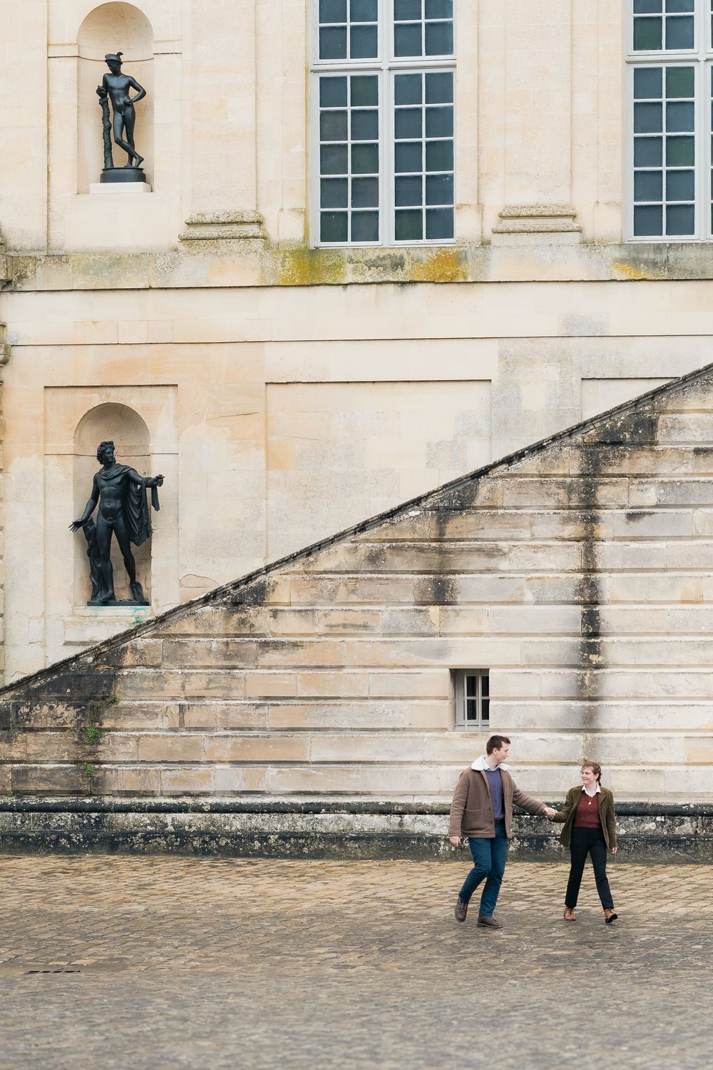 Des amoureux se promenant dans la cours d'un château