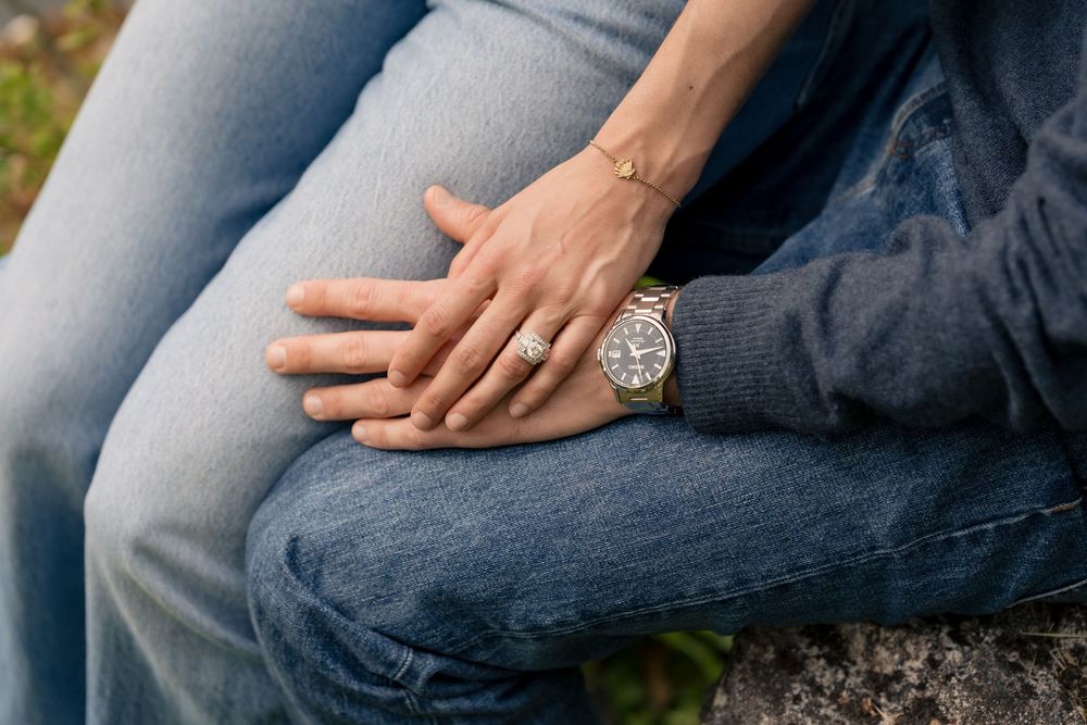Gros plan sur une belle bague de fiançailles