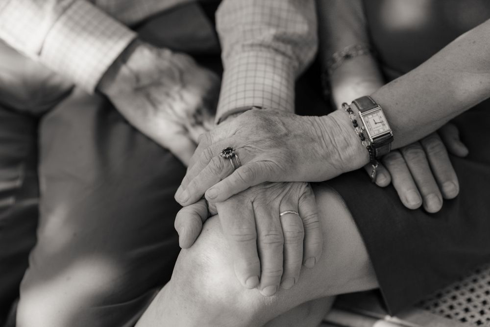 Photo de mains de grands-parents en noir et blanc