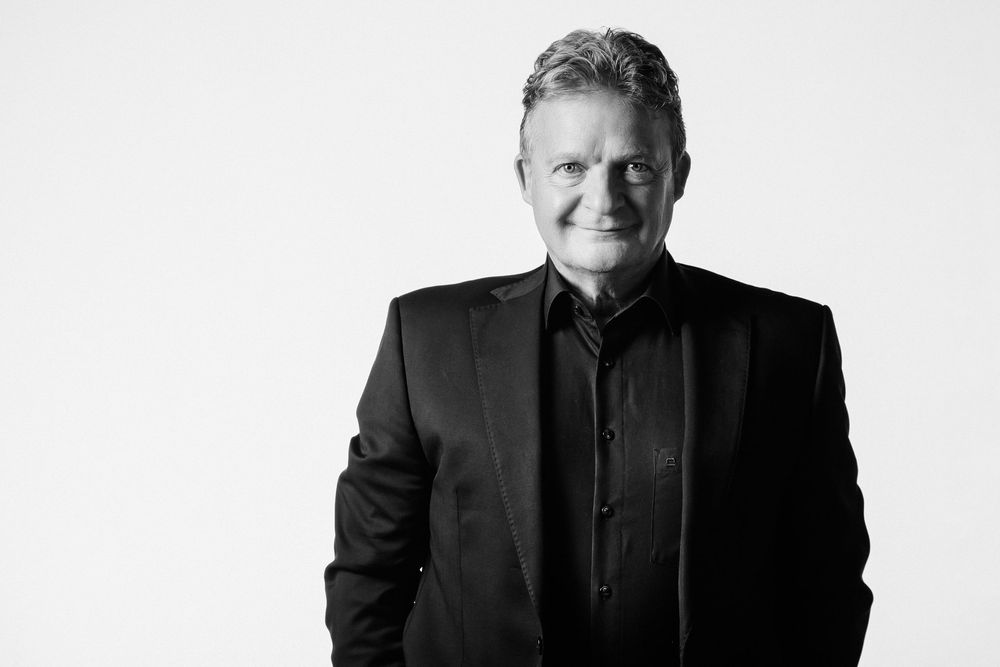 Businessfoto eines Mannes in schwarz / weiß um die 58 Jahre in stilvoller Kleidung – professionell und authentisch aufgenommen