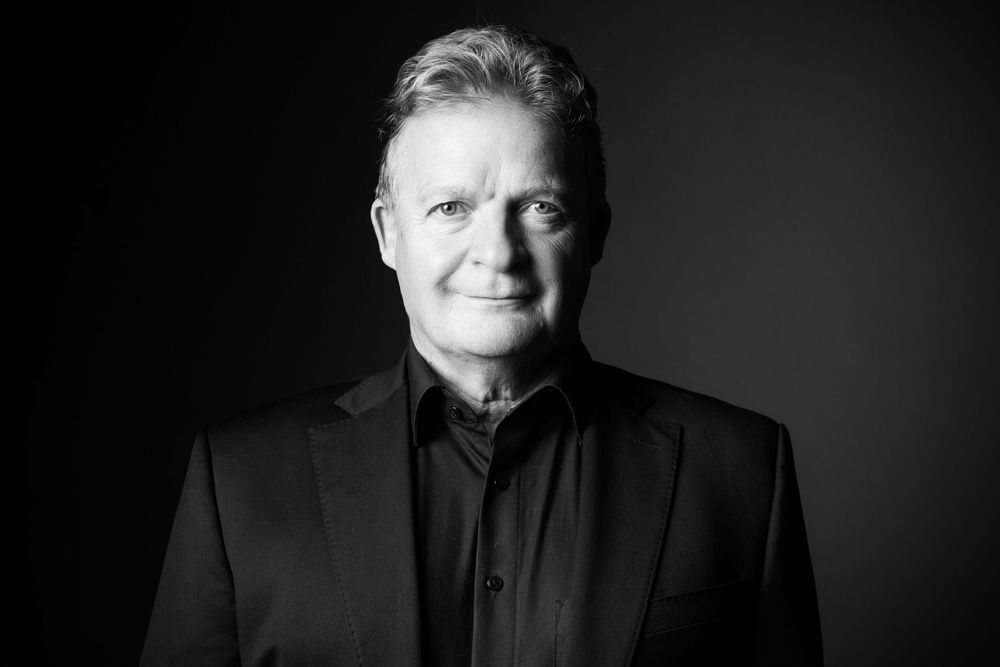 Businessporträt eines erfahrenen Mannes Mitte 50, professionell und sympathisch in Gelsenkirchen aufgenommen