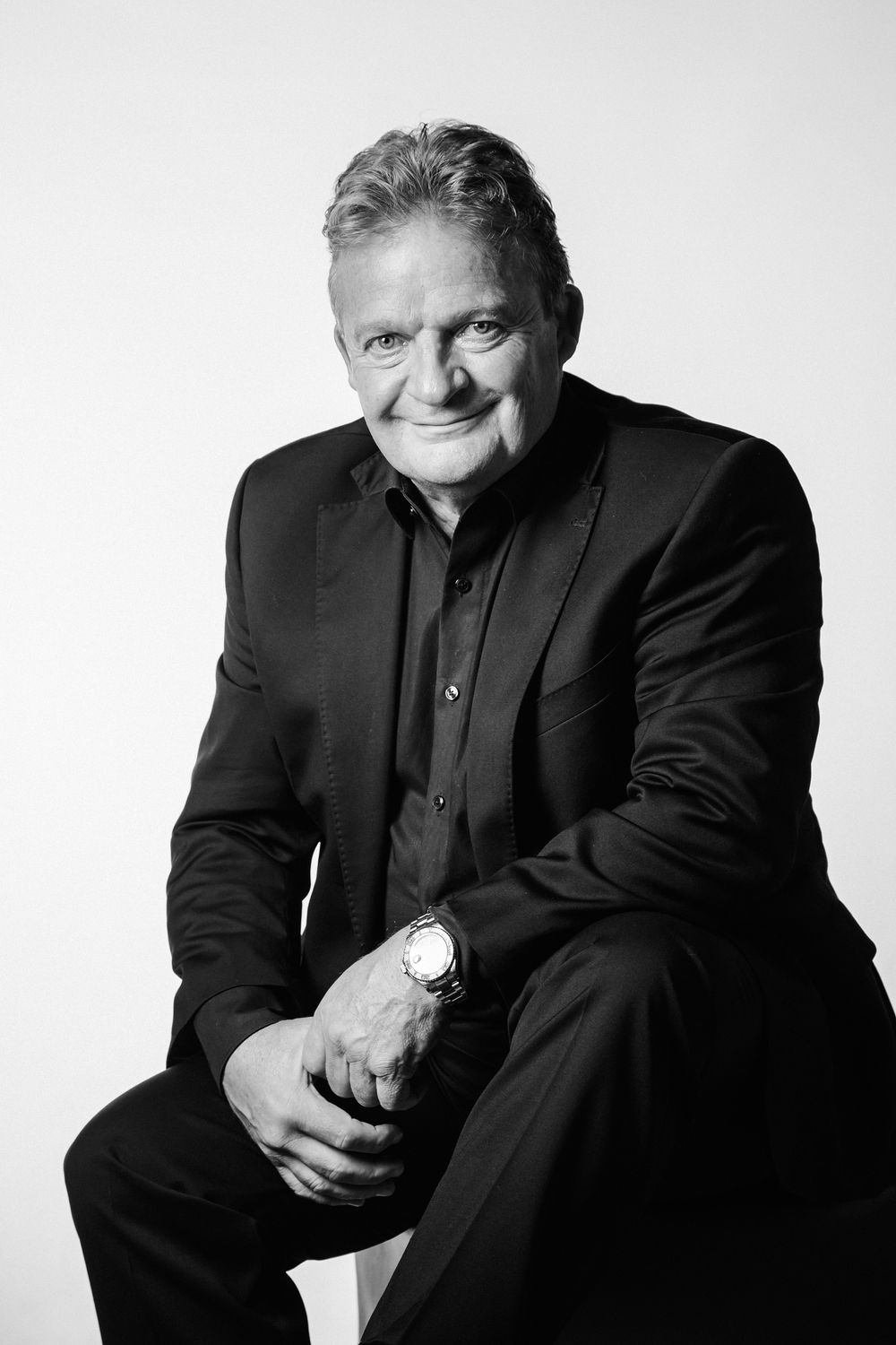 Moderner Business-Look: Mann ca. 58 Jahre, selbstbewusst und authentisch, professionelles Porträt in NRW