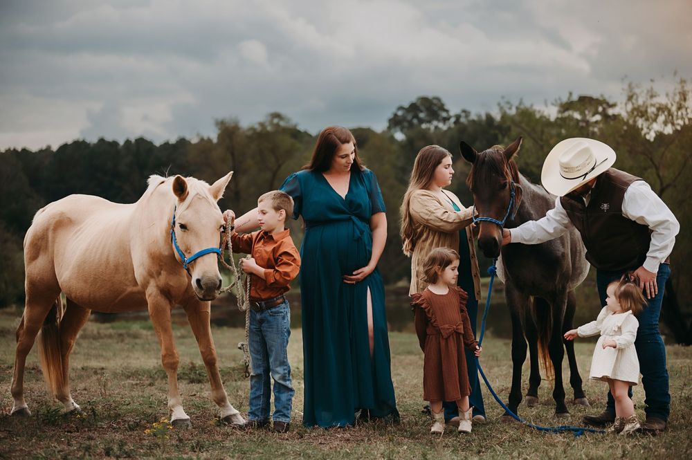 Houston Maternity portraits in a field with the family and their horses.