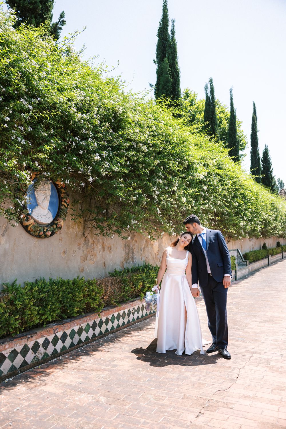 Destination wedding couple with blue Portuguese tiles at Palácio da Bacalhôa