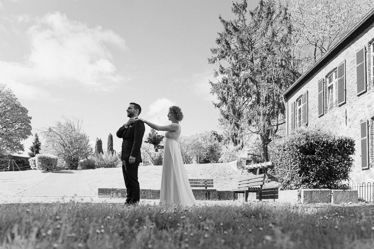 Brautpaar beim First-Look-Fotoshooting an der Welschen Mühle Aachen vor der standesamtlichen Trauung.
