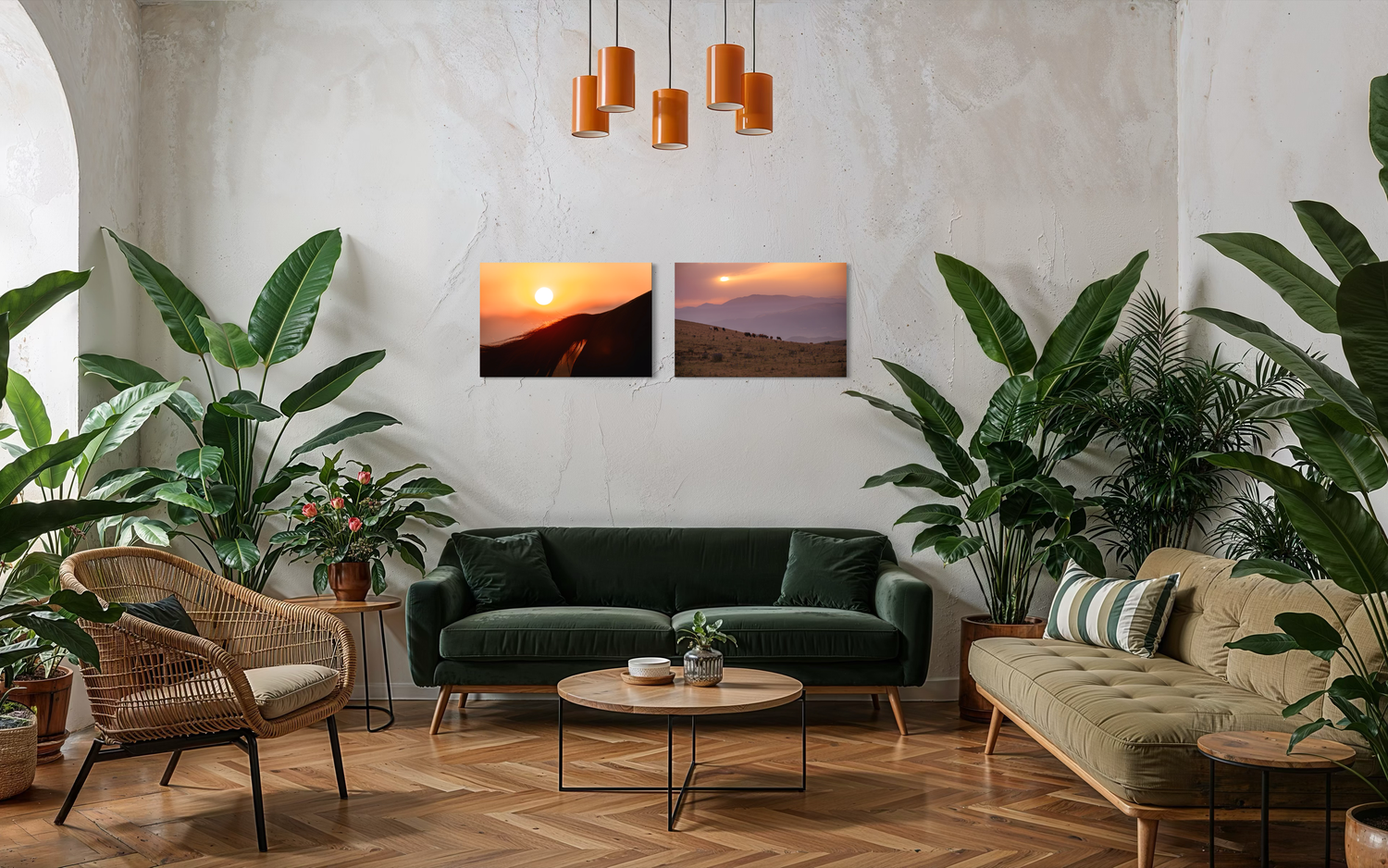 Woonkamer met twee ingelijste foto's boven de bank: detail paardenstaart in tegenlicht, mistig landschap met grazende paarden bij zonsopgang