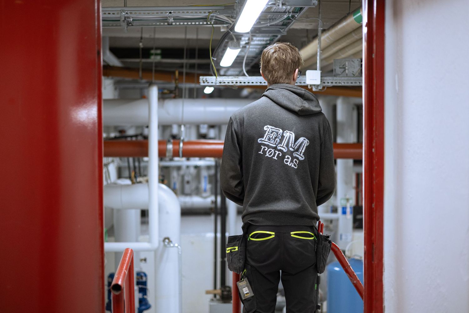 Ansatt i arbeidsuniform fotografert i industribygg, bedriftsfoto av Prospectxmedia. Profesjonell bedriftsfotografering i Norge.