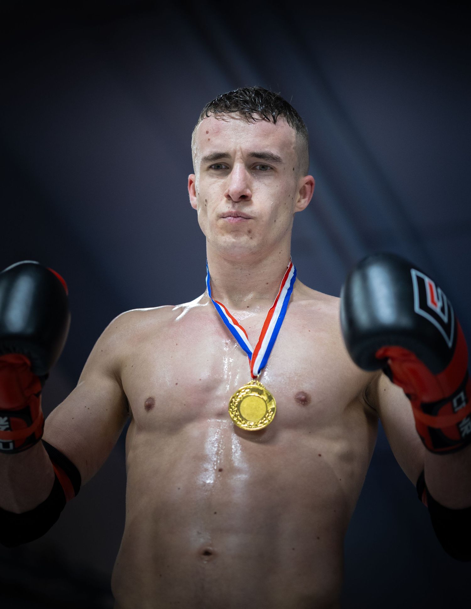 Ung kampsportutøver med medalje poserer, sportsfoto og eventfoto av Prospectxmedia Norge.