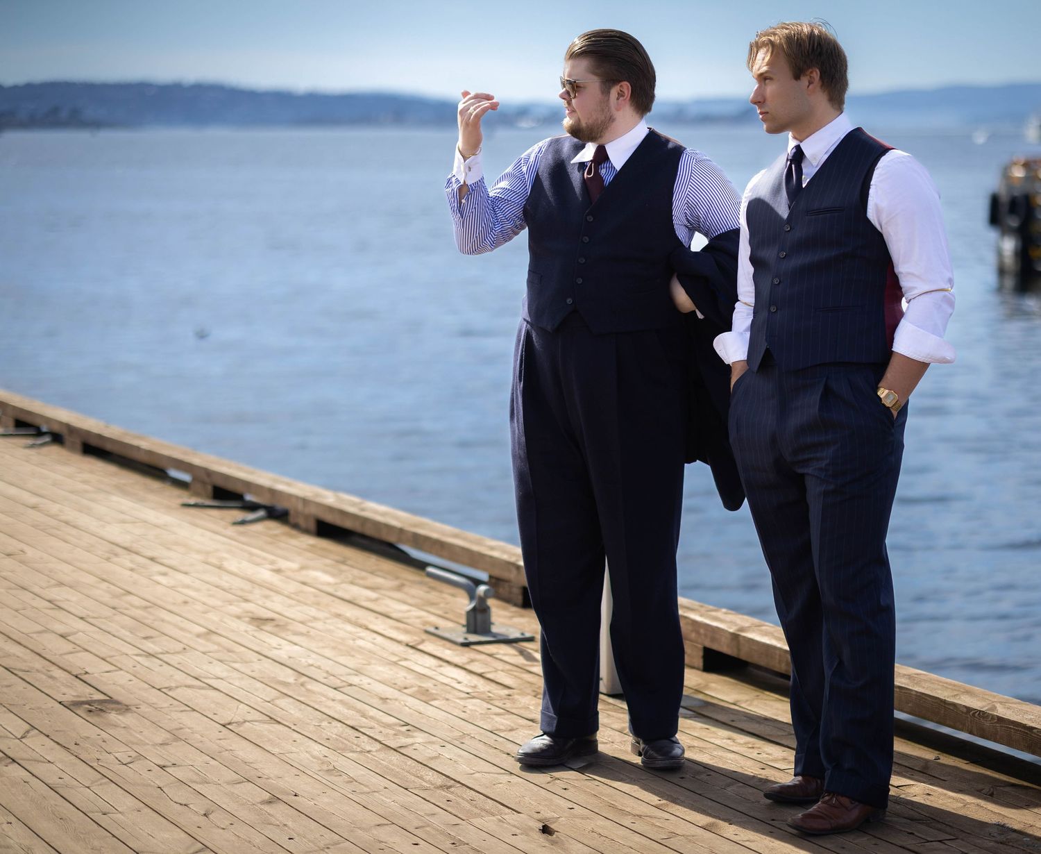 Tre menn i dress ved fjorden, brudefølge og groomsmen-foto av Prospectxmedia. Bryllupsfotograf i Norge.