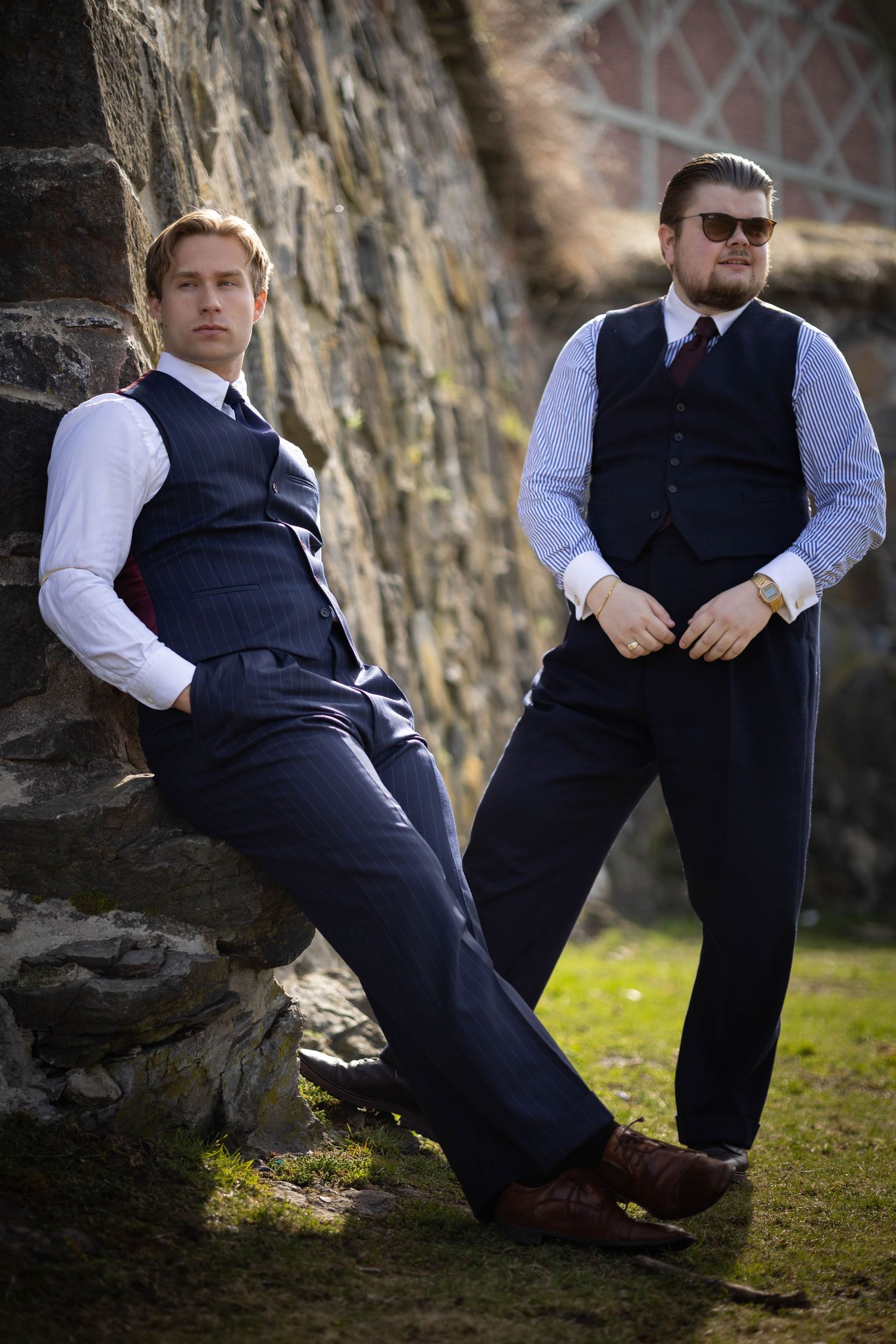 Menn i dress fotografert mot slottsvegg utendørs, kreativt portrettfoto og headshot av Prospectxmedia.