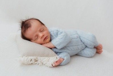 spinkajuce babatko  na newborn foteni v specializovanom atelieri DOMI BOBAK PHOTOGRAPHY nobelova 16 Bratislava