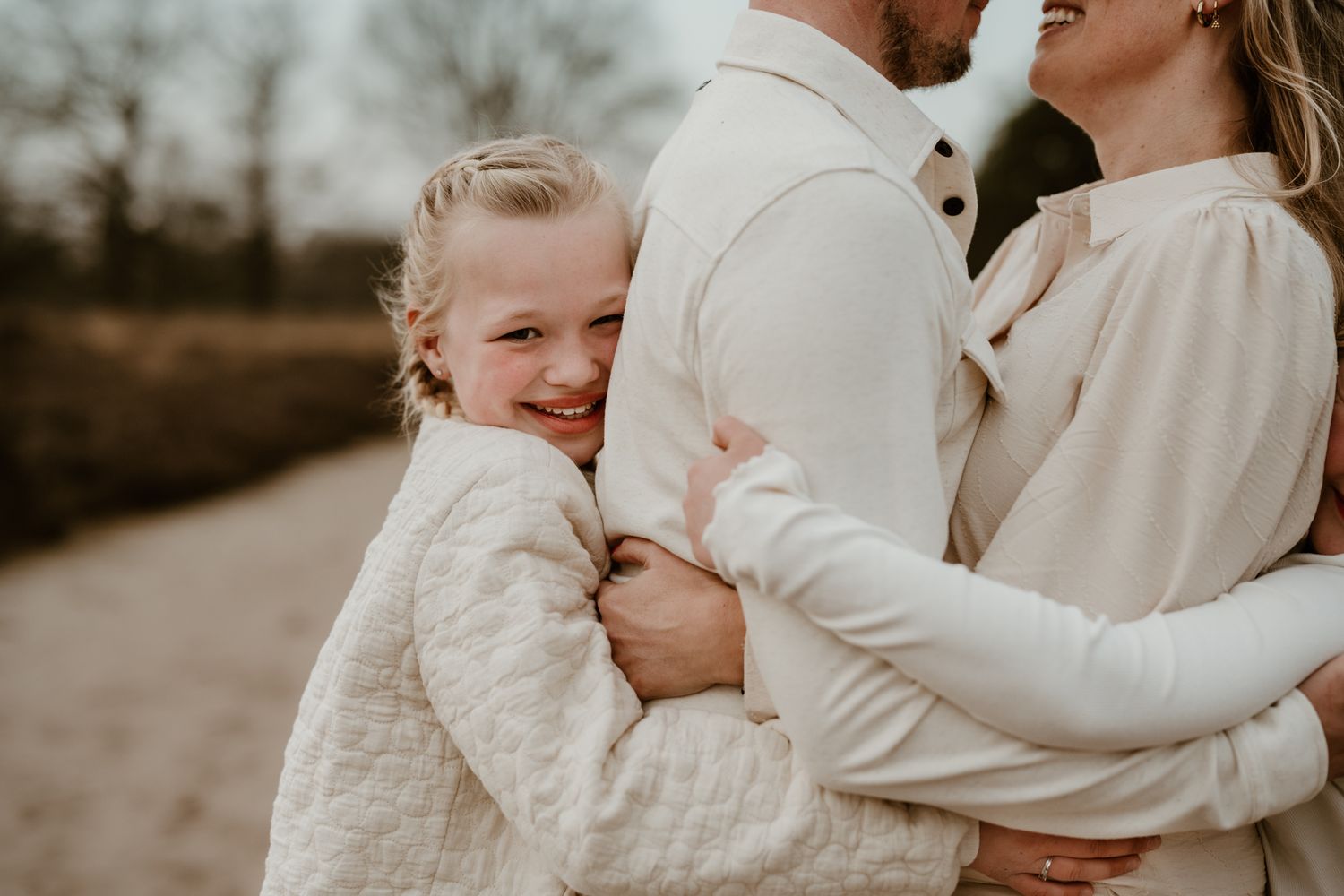 Gezinsfotoshoot in Assen. Lekker knuffelen met papa en mama. Lachen en blij zijn, een ontspannend fotoshoot