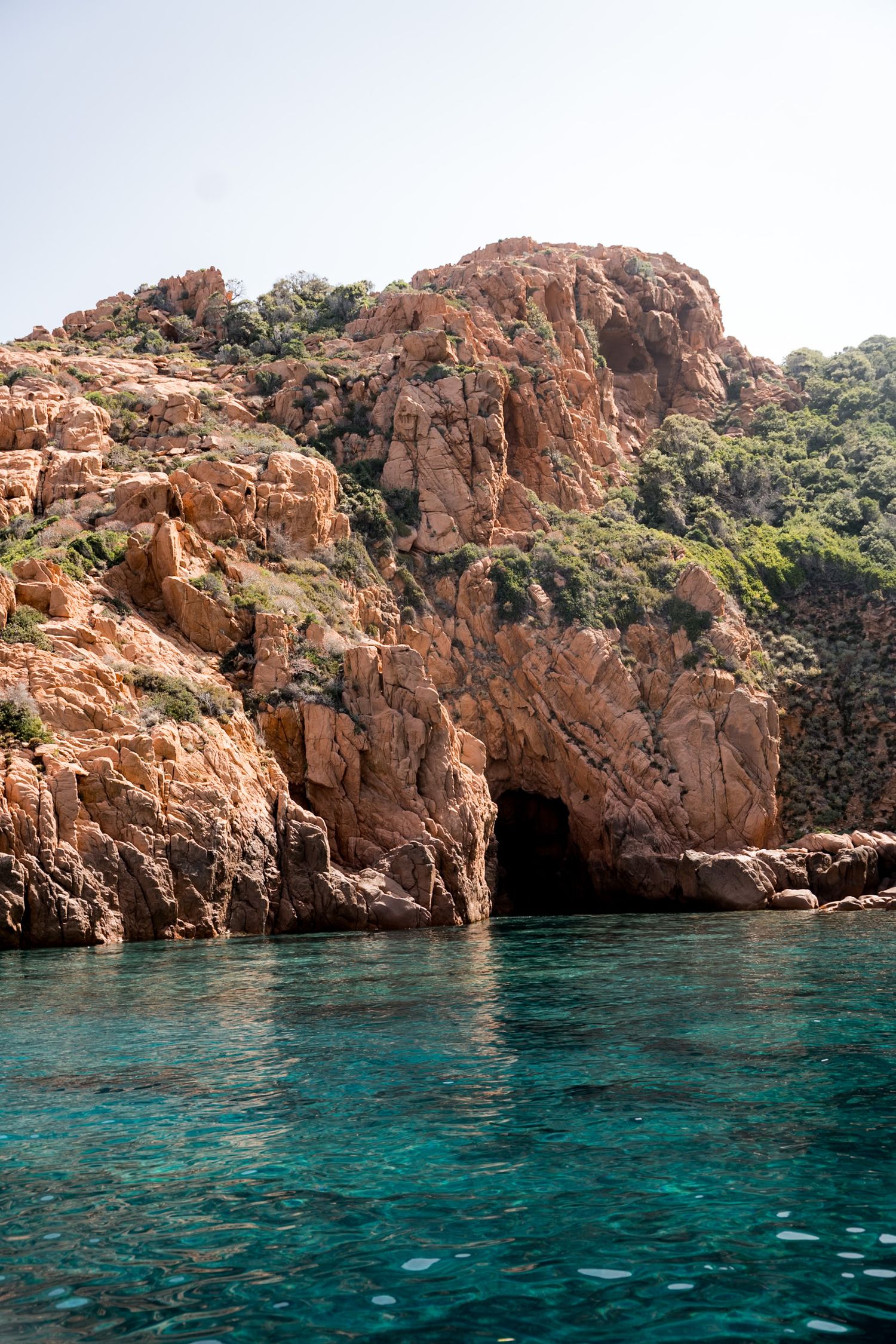 crique calanque de piana avec eau turquoise, roche rouge et grand ciel bleu d'été
