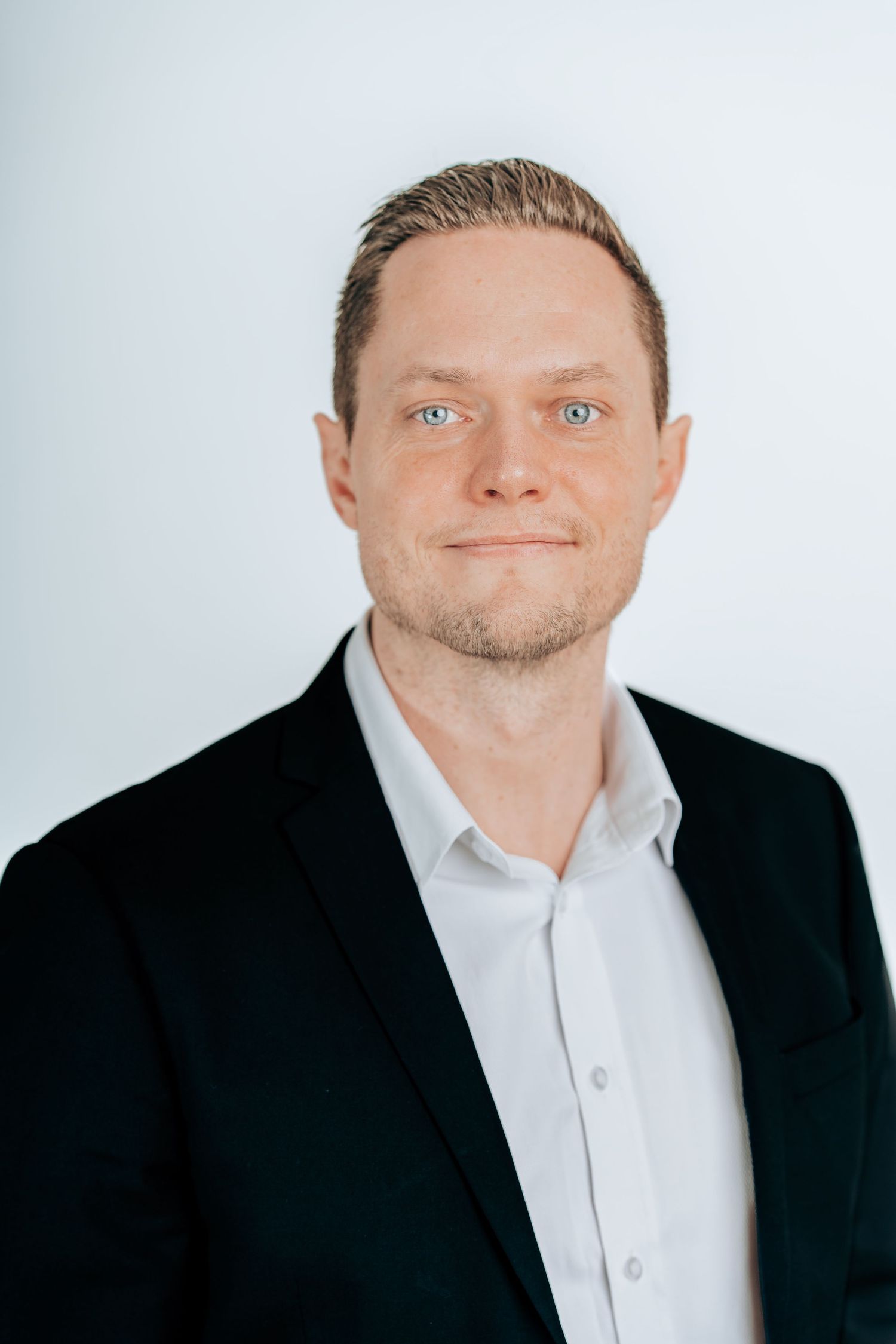 LinkedIn portræt af mand i jakkesæt – erhvervsfotograf Sjælland. Professionelt profilbillede til CV og virksomhedsprofil.