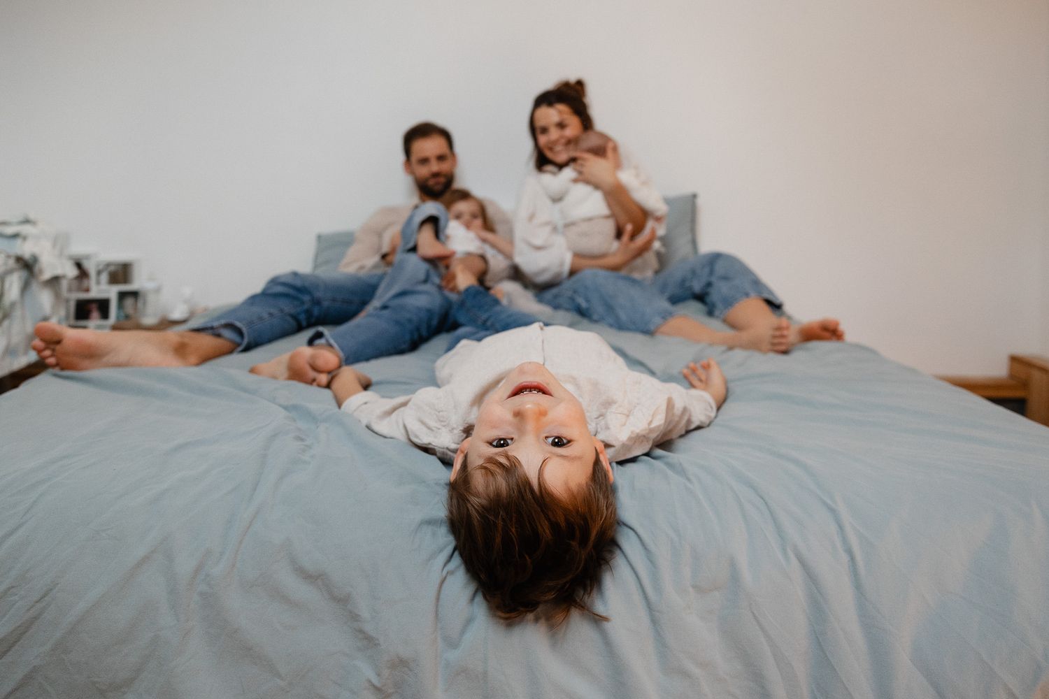 Enfants en pleine action pendant une seance photo famille Lille, photo lifestyle qui raconte leur quotidien.