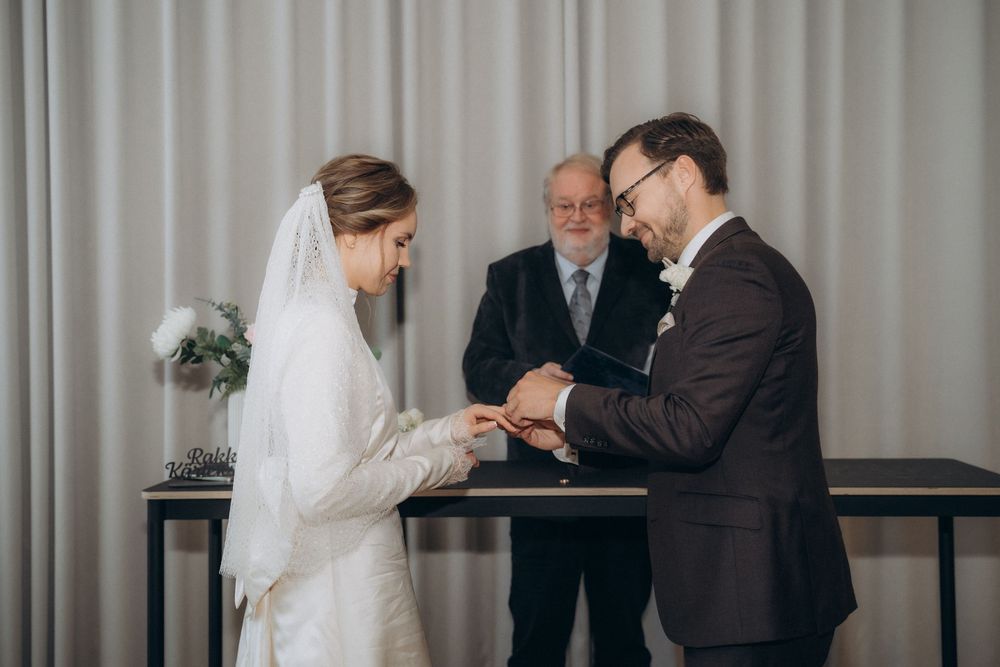 Sormusten vaihto Helsingin maistraatissa vihkiseremoniassa