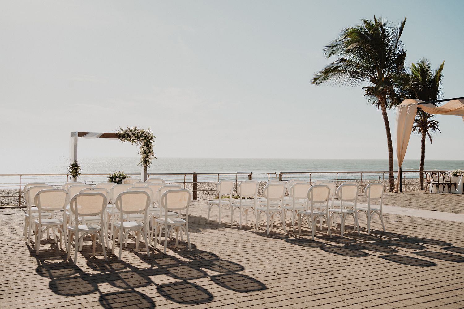 Boda al aire libre frente al mar en Mazatlán estilo relajado y elegante.