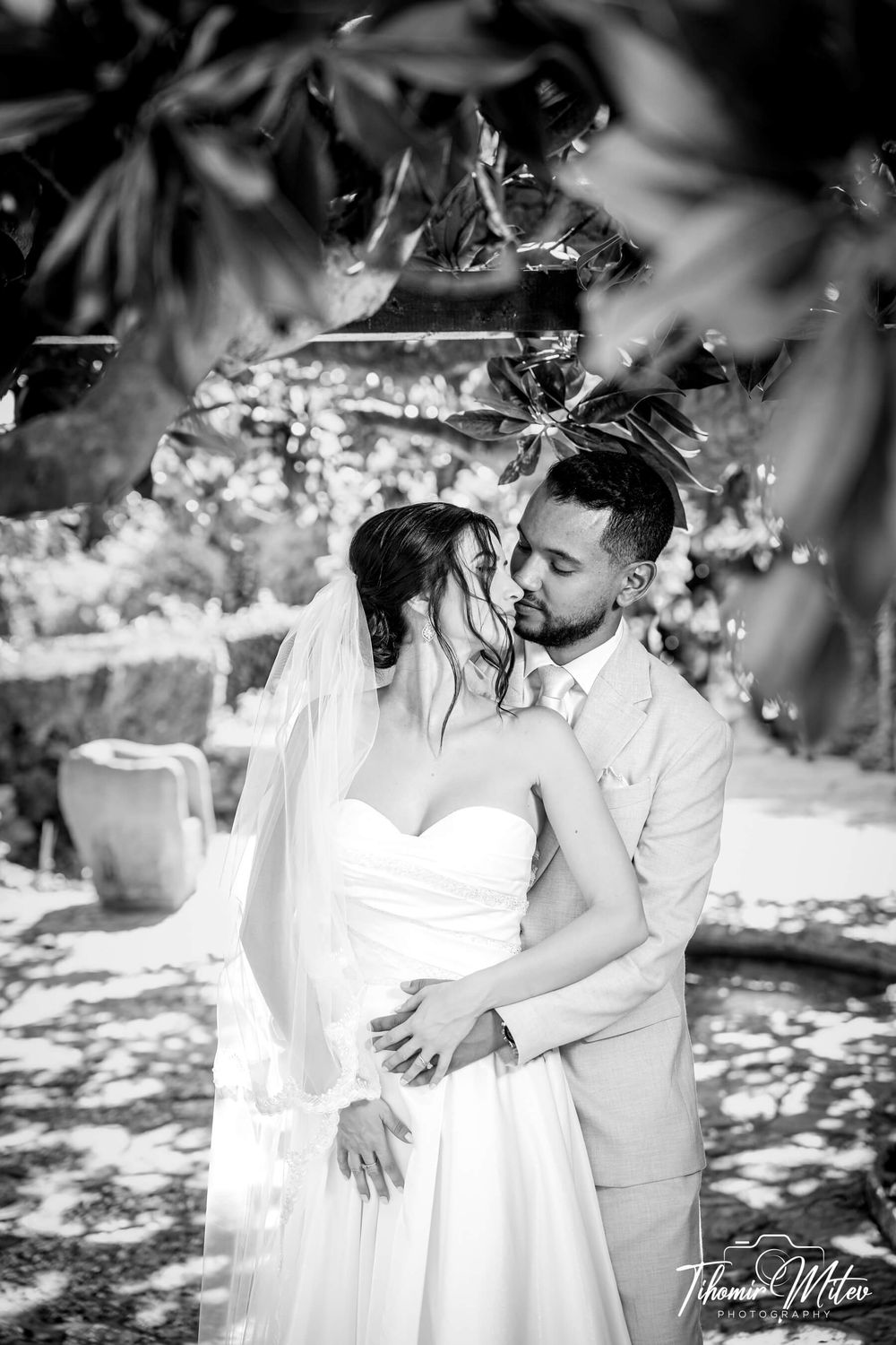 Veronica & Luis Wedding story in black and white