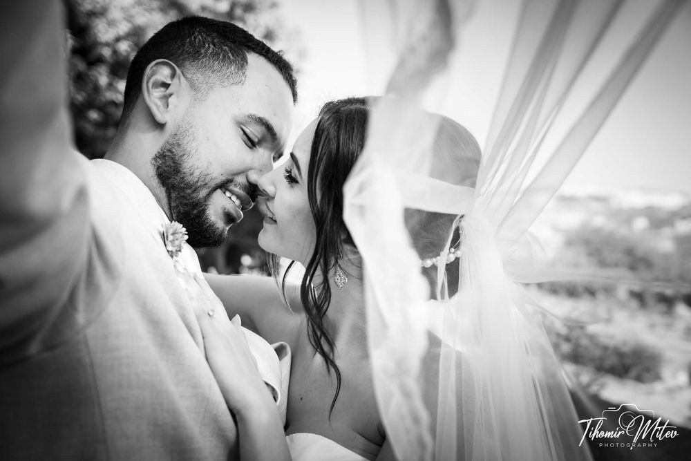Veronica & Luis Wedding story in black and white сватбен воал