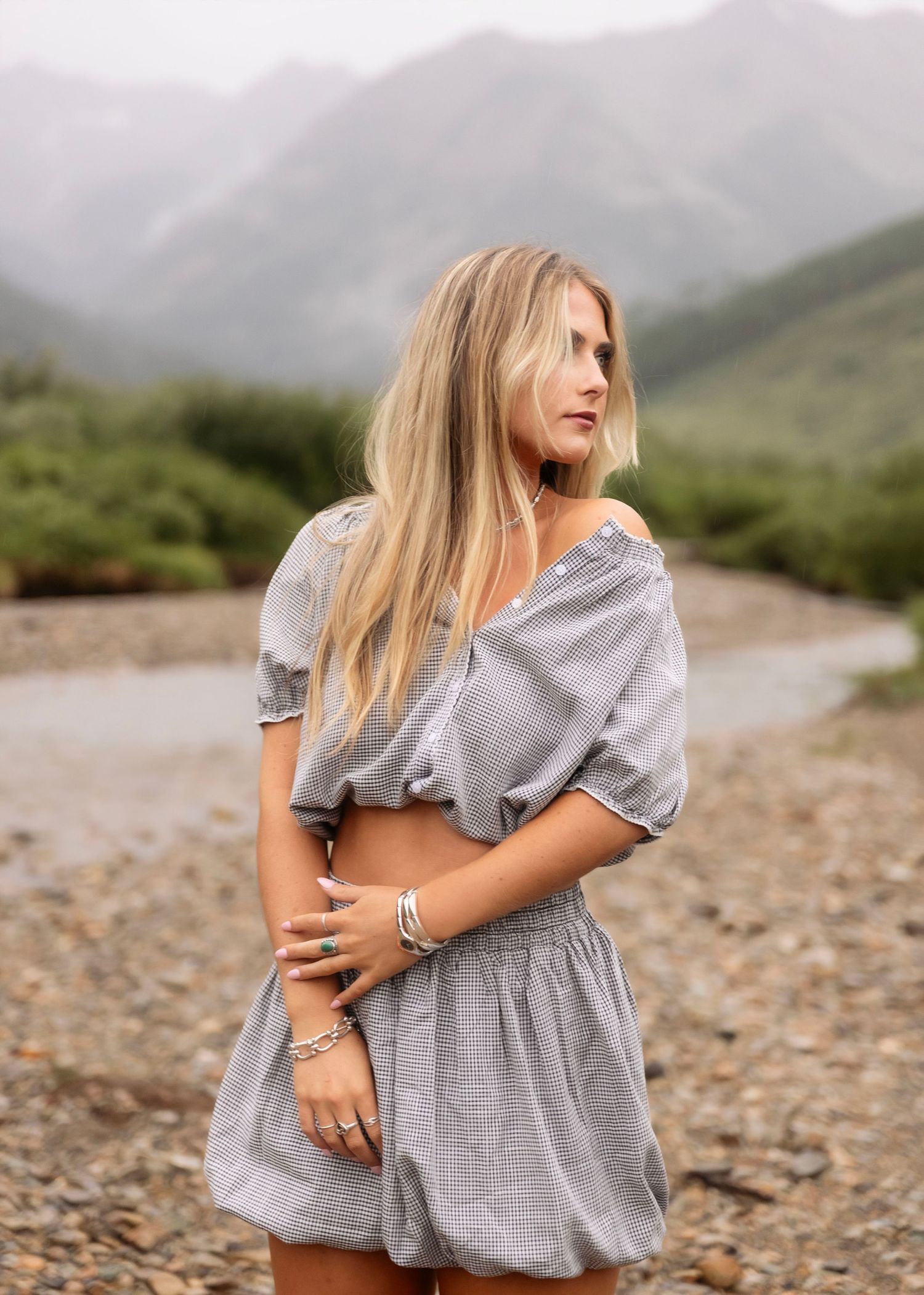 Aspen Senior standing in front of the mountains in Colorado for her Senior Photoshoot