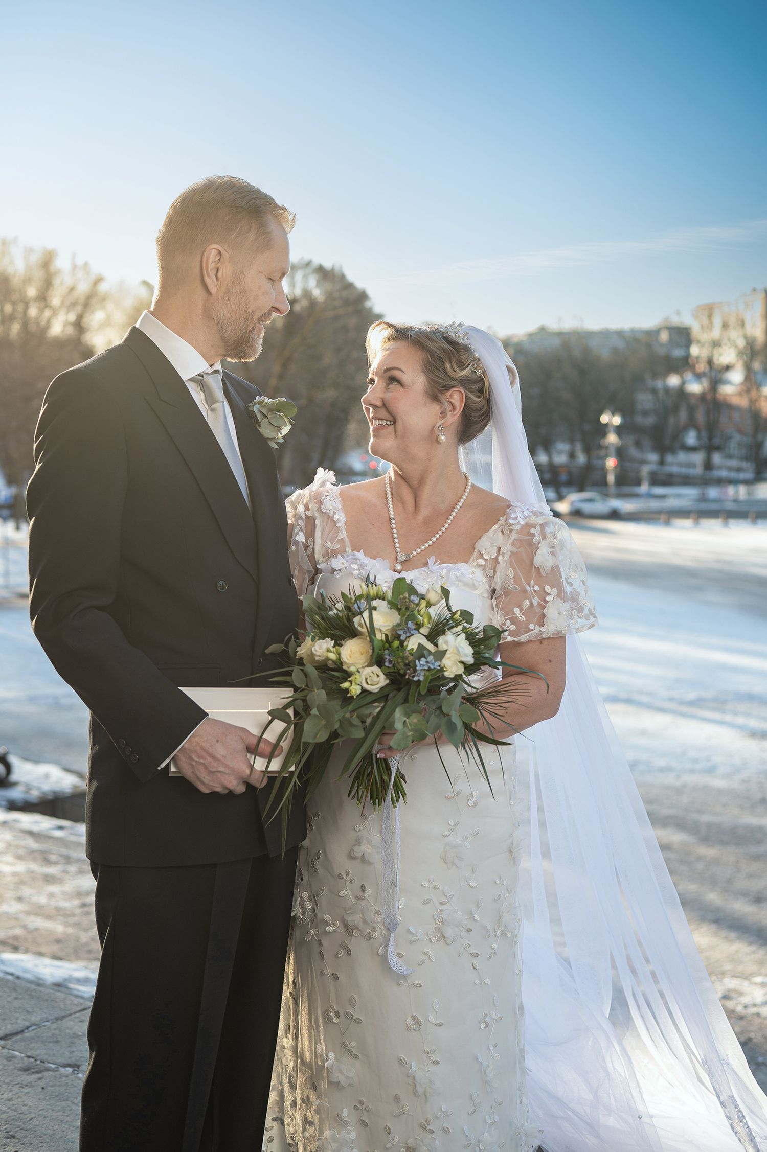 Hääpari kävelee Turun samppalinnan puistossa.