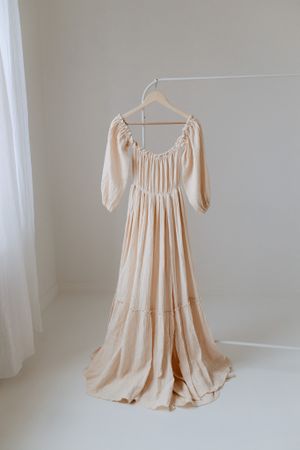 Beige boho mekko – Naisten lainavaatteet XS-S | Lempi Visuals