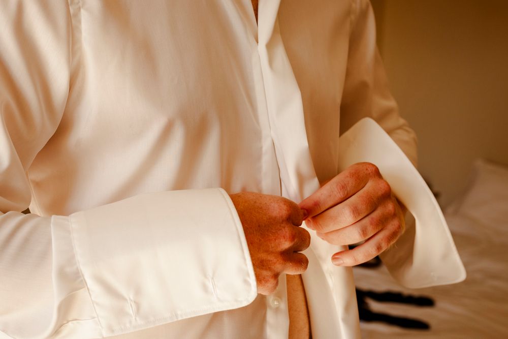 Fermeture de la chemise du marié