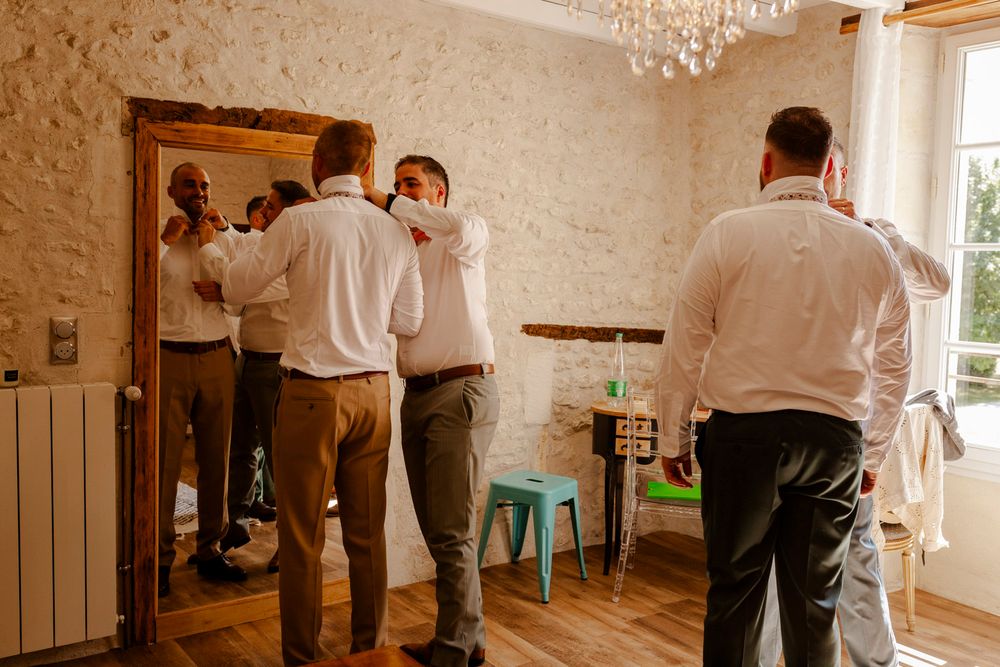 Préparatifs de mariage dans une chambre en pierres apparentes au Logis de La Grosse Pierre