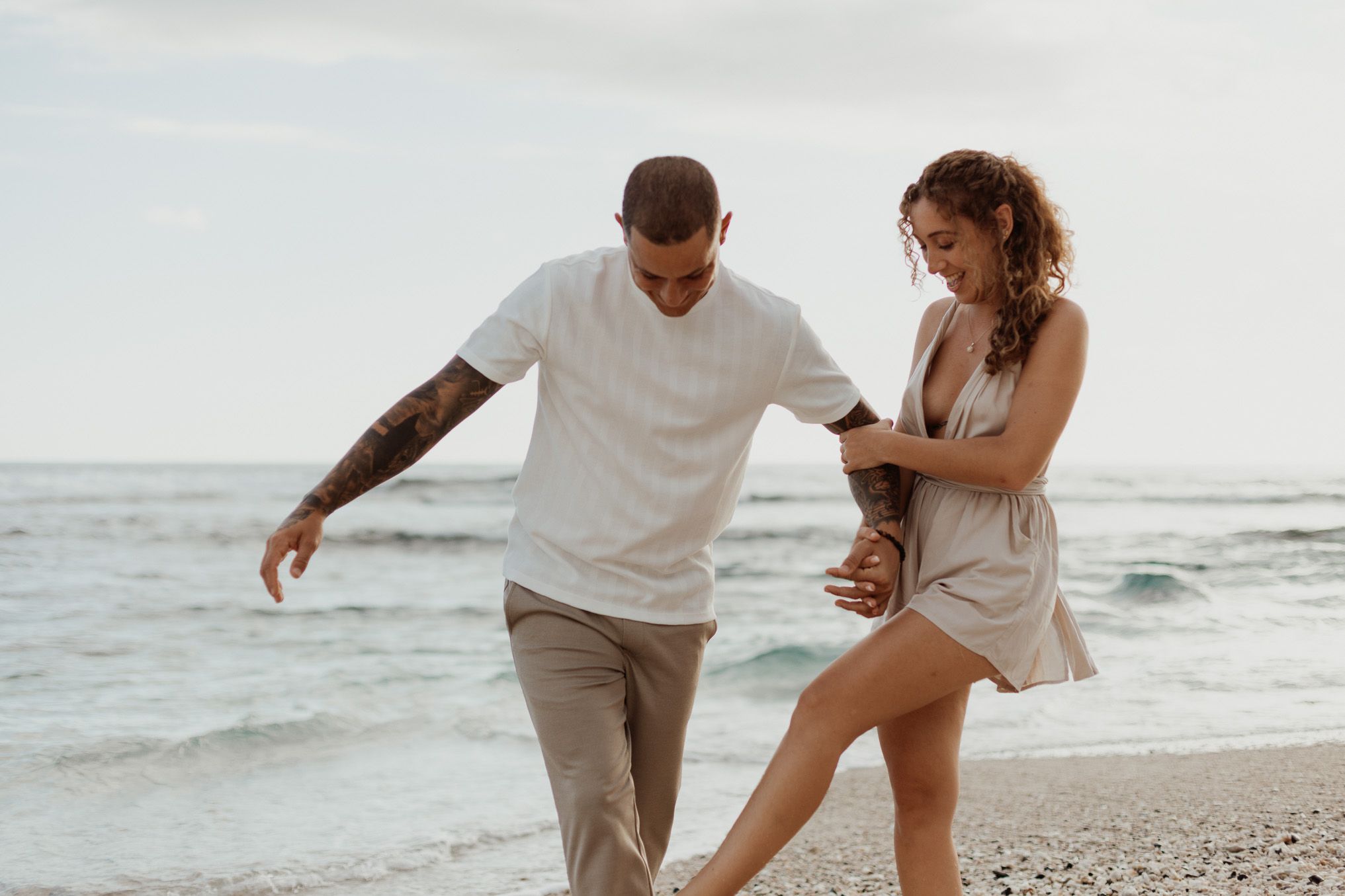 un couple joue sur la plage en Vendée
