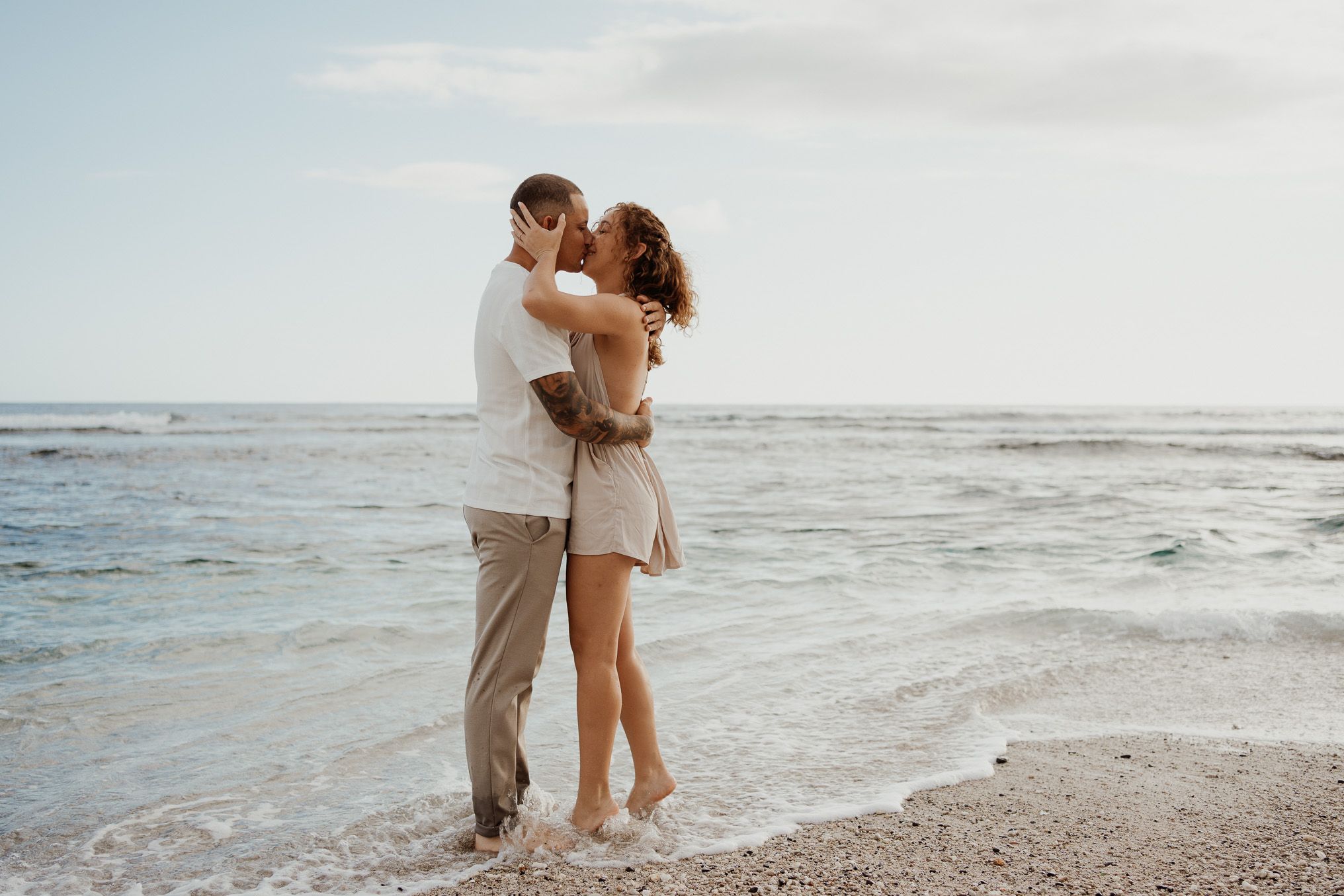 photographie d'un couple qui s'enlace sur la plage aux sables d'olonne