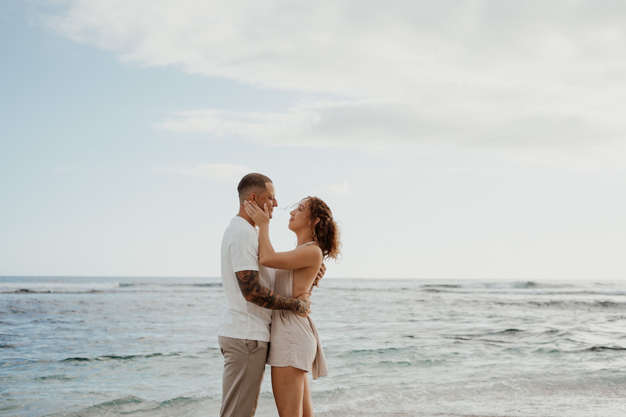 une séance photo de couple sur la plage en Vendée