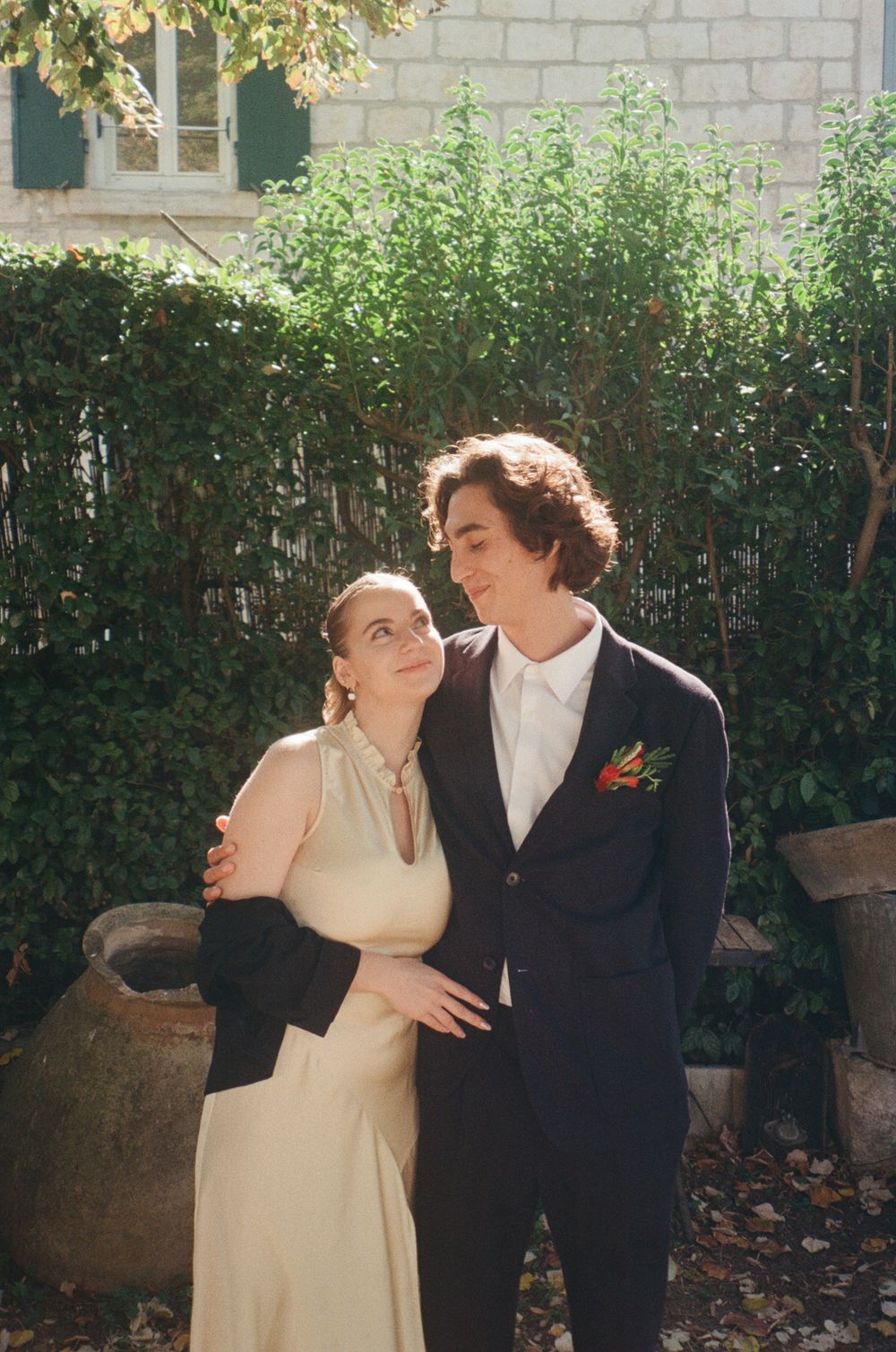 Un couple d'invités. photo prise en argentique dans le sud de la France