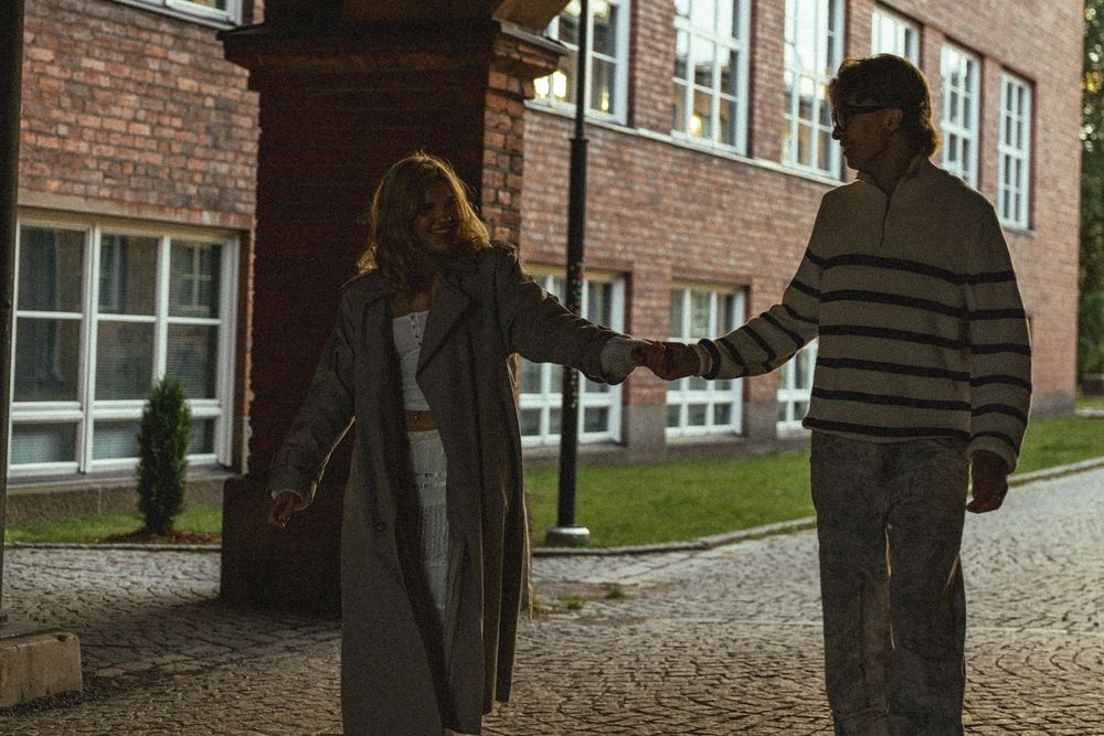 Pariskunta kävelee käsi kädessä Finlaysonilla.