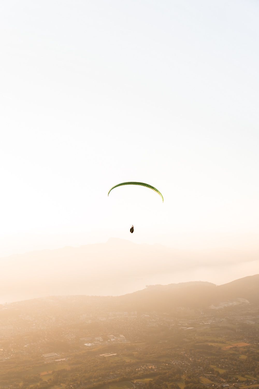 parapente au-dessus du lac du bourget au coucher du soleil