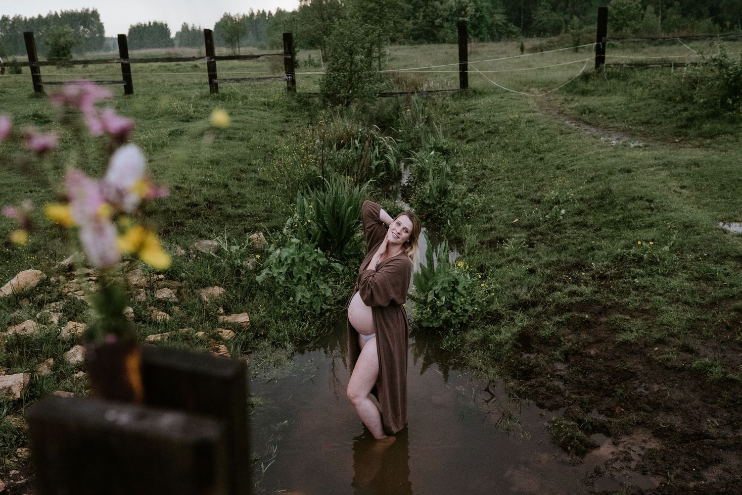 sesja ciążowa plenerowa Katowice sesja brzuszkowa w plenerze sesja w stajni fotograf Katowice Śląsk sesja zdjęciowa ciąża zdjęcia ciążowe