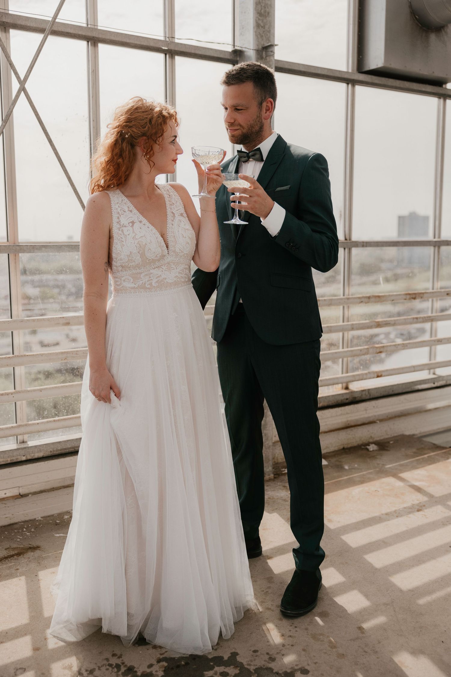 wedding koppel die champagne drinkt