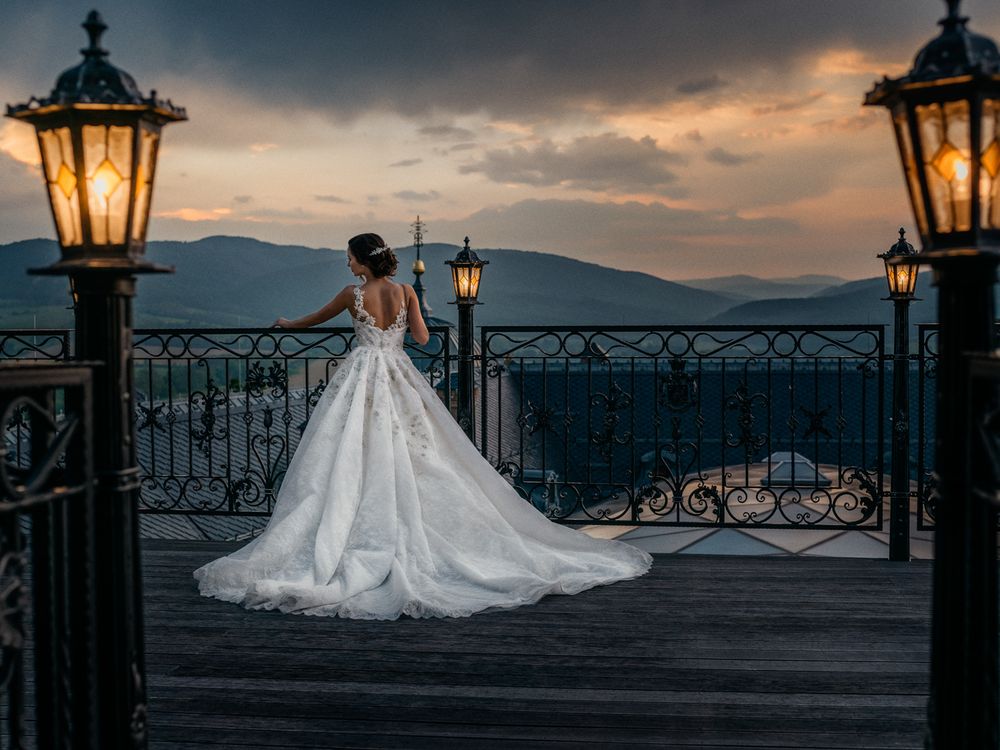 Svadobné fotografie s jemným svetlom pri západe slnka – nadčasová romantika pre náročných klientov.