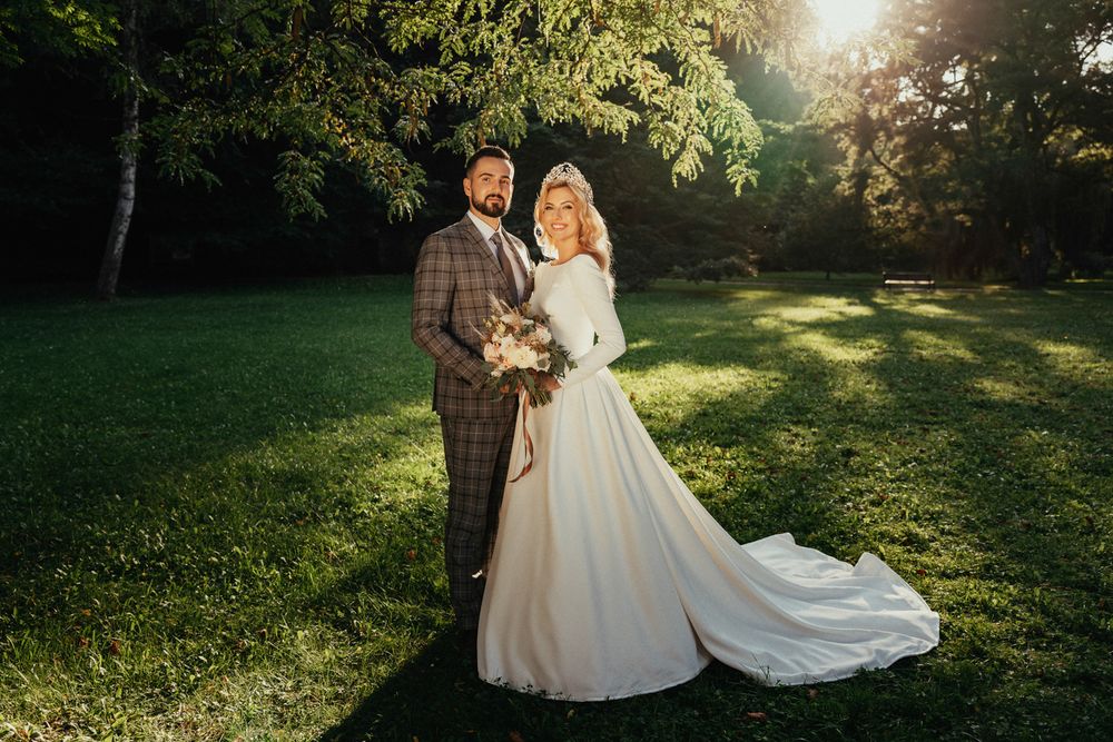 Svadobné fotografie s jemným svetlom pri západe slnka – nadčasová romantika pre náročných klientov.