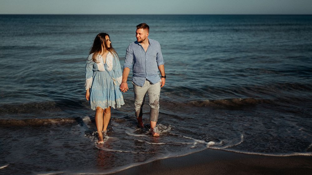 Biely minimalizmus, azúrové more a intímne momenty – destination wedding ako z filmu.