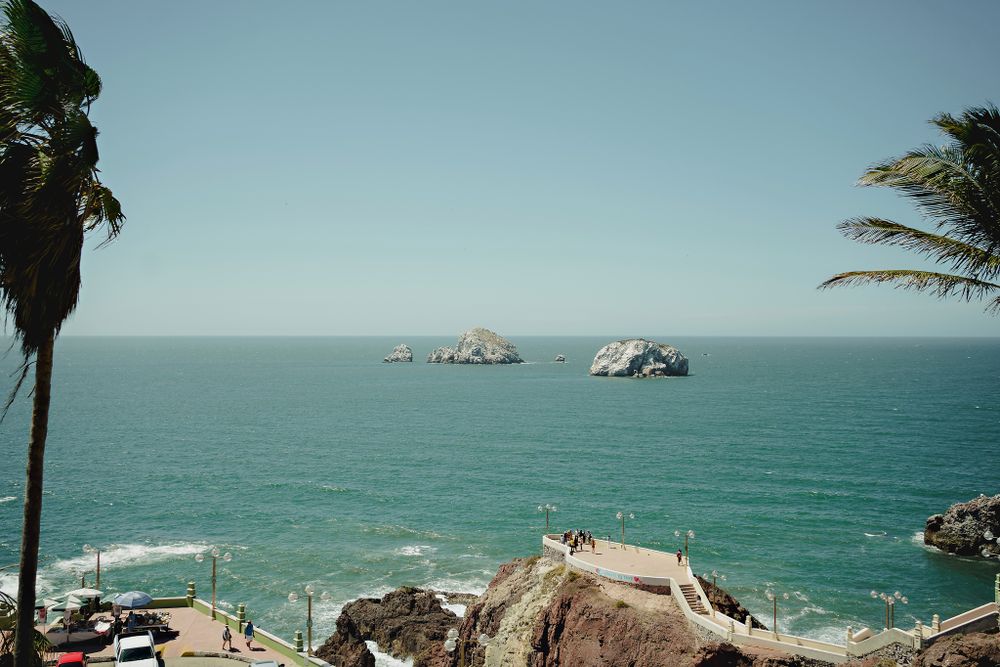 Vista del mar en Paseo del Centenario, Mazatlán, escenario perfecto para sesiones de boda y pareja.