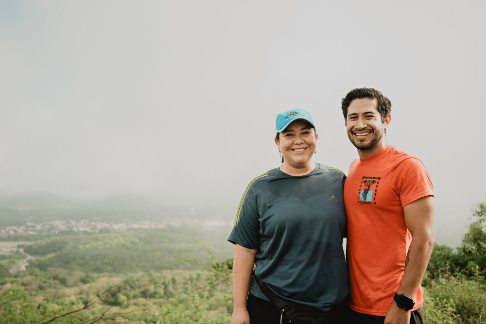 Fotógrafo de bodas en Mazatlán junto a su pareja, compartiendo la pasión por contar historias reales.