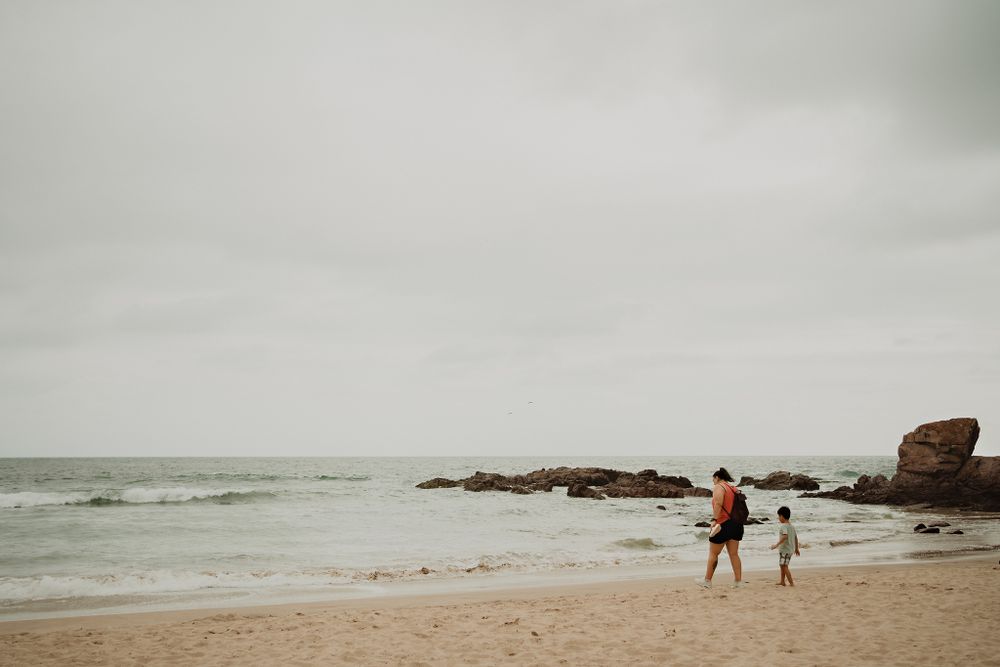 Escena familiar en la playa de Mazatlán, inspiración para capturar recuerdos emotivos.