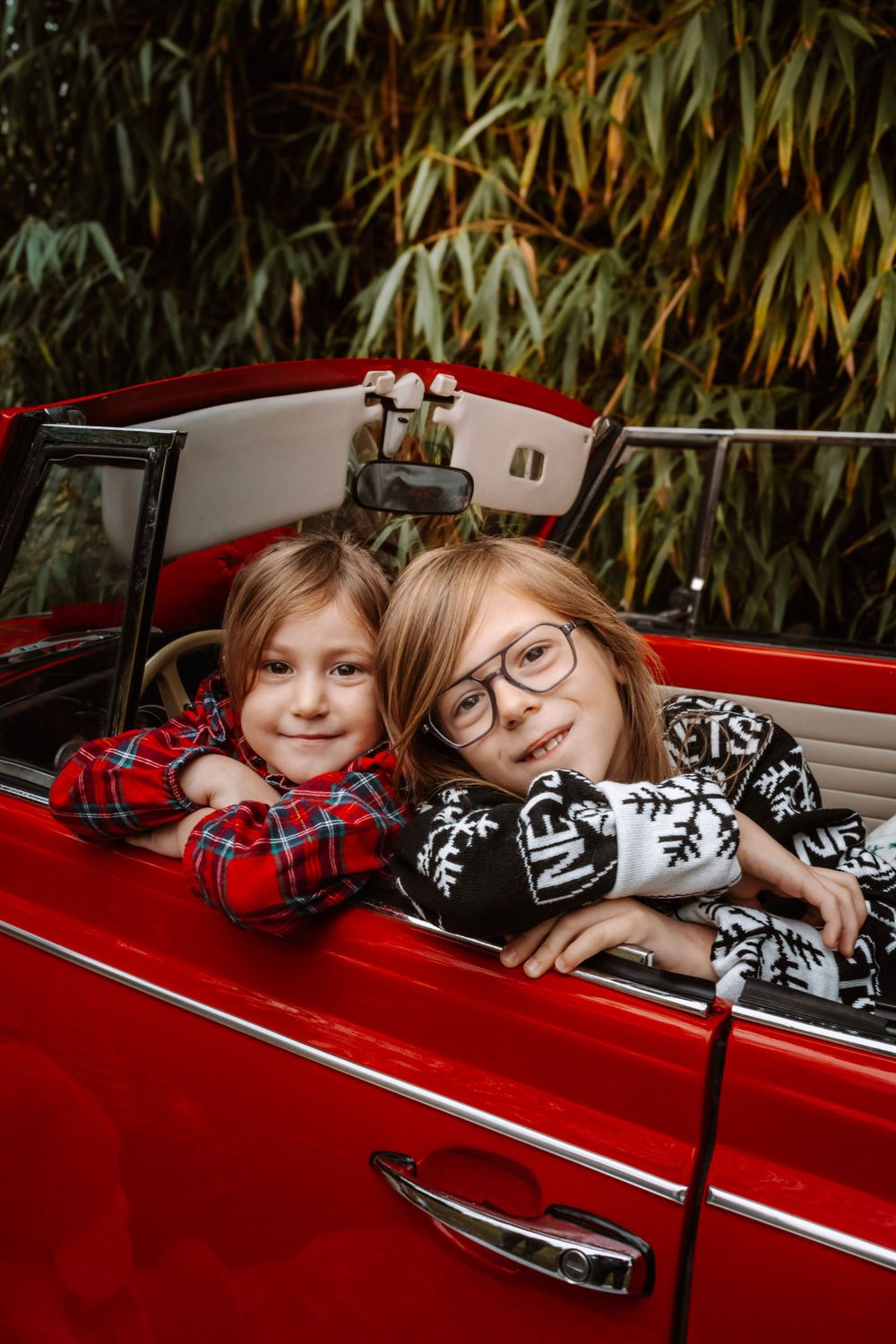 Mini-session photo de Noël 2024 avec une coccinelle VW rouge décorée pour les fêtes, créant une ambiance festive et chaleureuse.