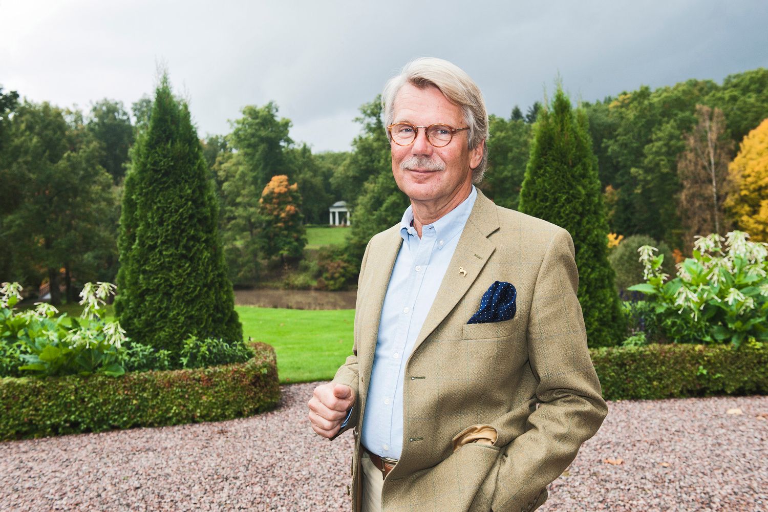 Björn Wahlroos seisoo Halikon kartanon kuistilla Salossa.